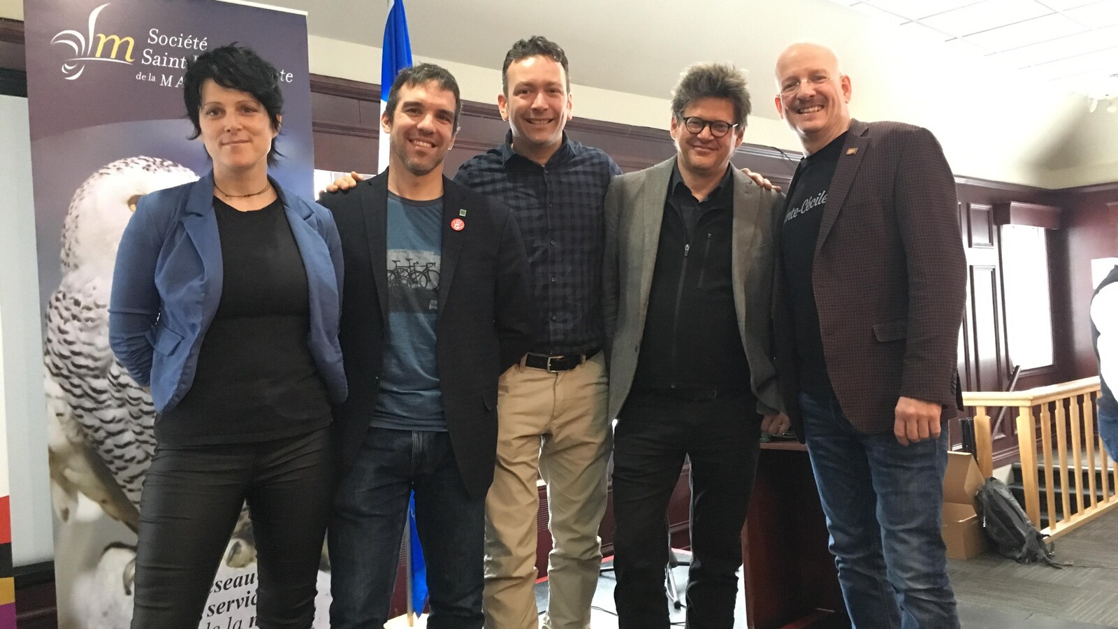 Dominic Champagne, entouré de conseillers de Trois-Rivières.