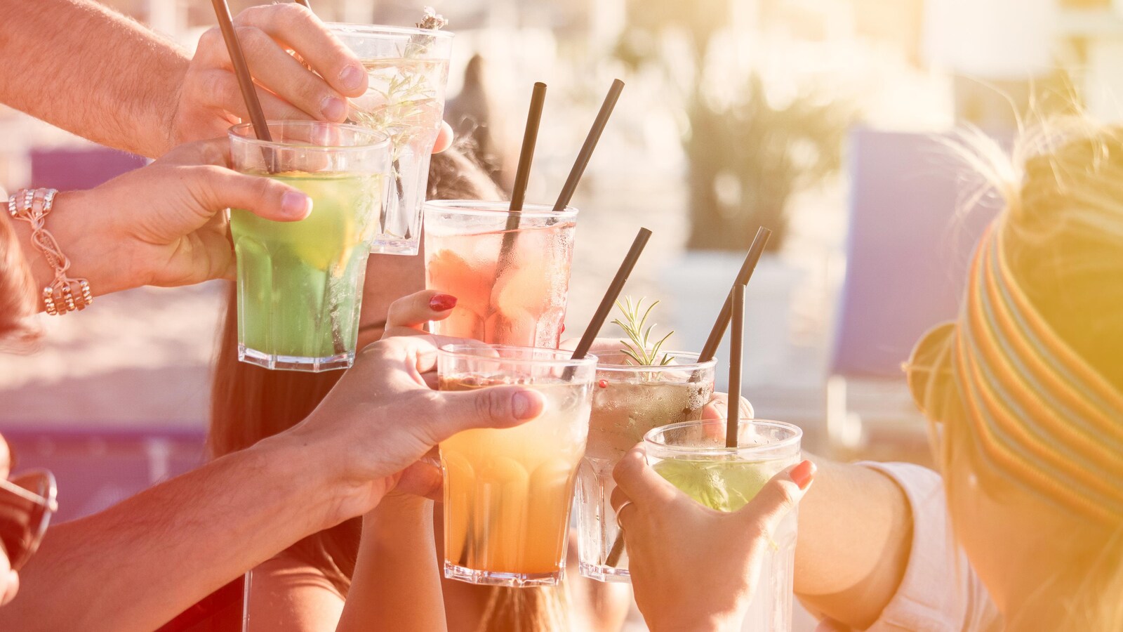 Six verres colorés avec des pailles