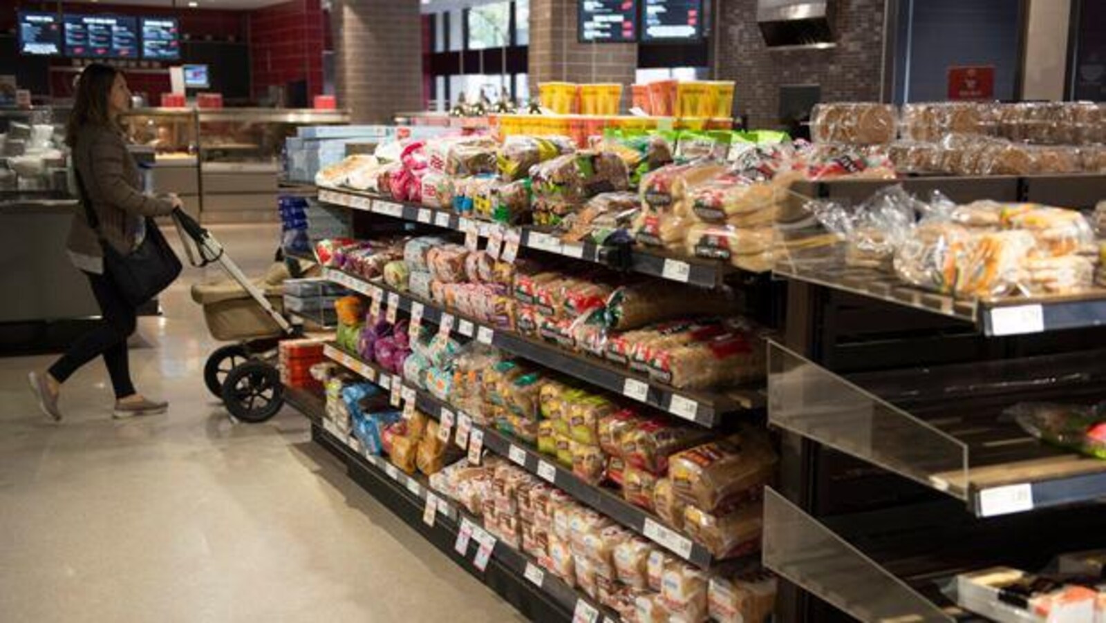 Des étagères de pain dans un supermarché.