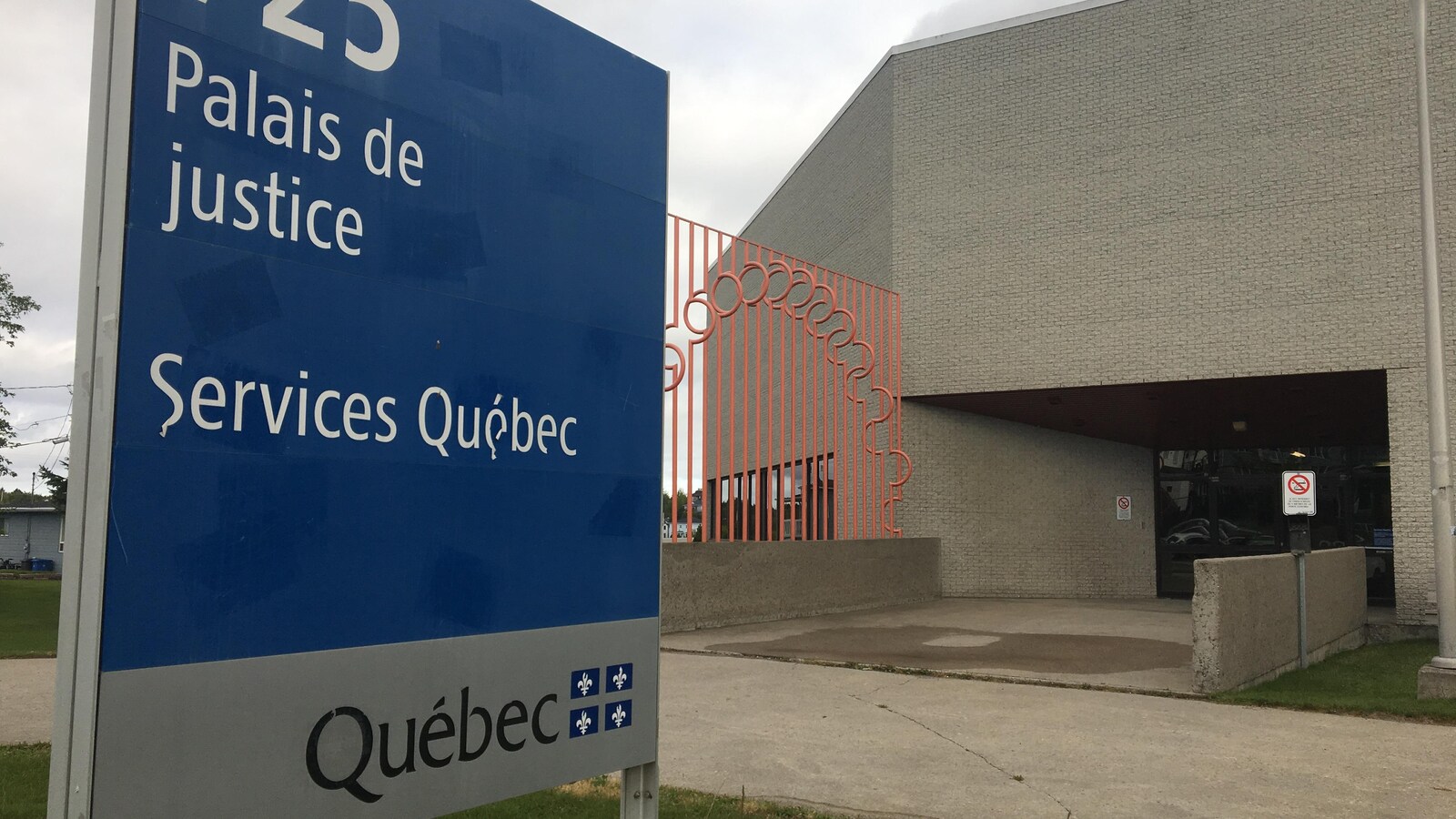 L'affiche du palais de justice d'Alma