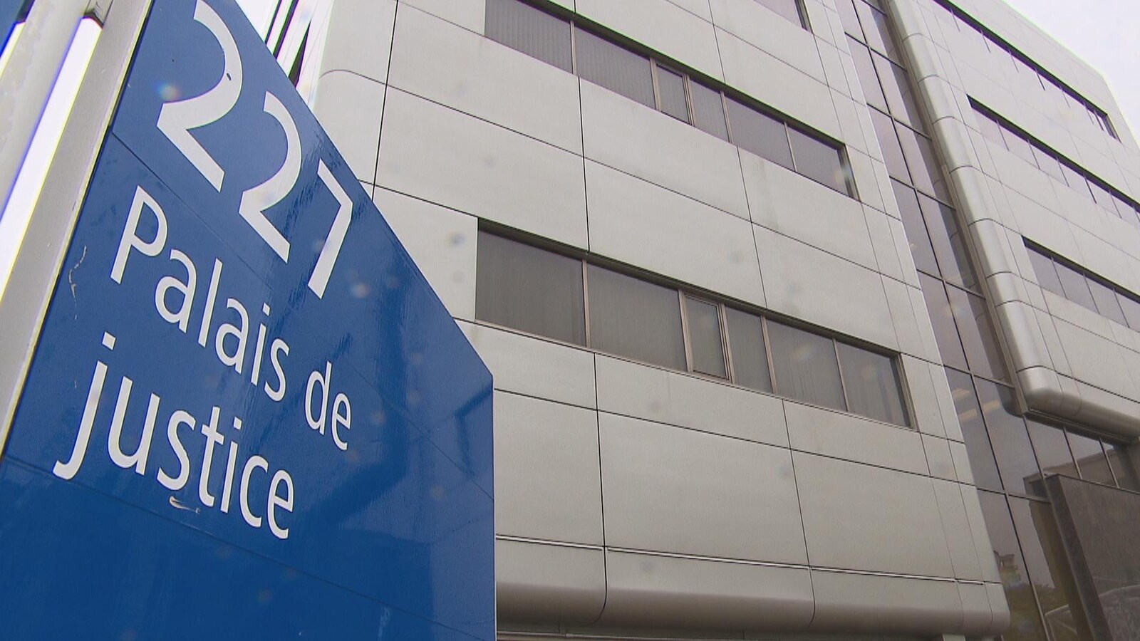 La pancarte devant le palais de justice de Chicoutimi