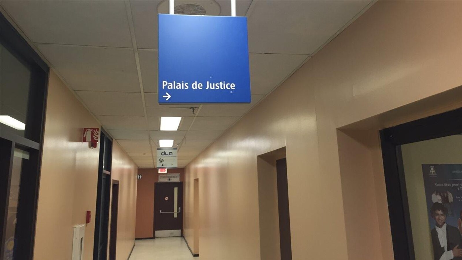 Panneau bleu du gouvernement indiquant le palais de justice à droite