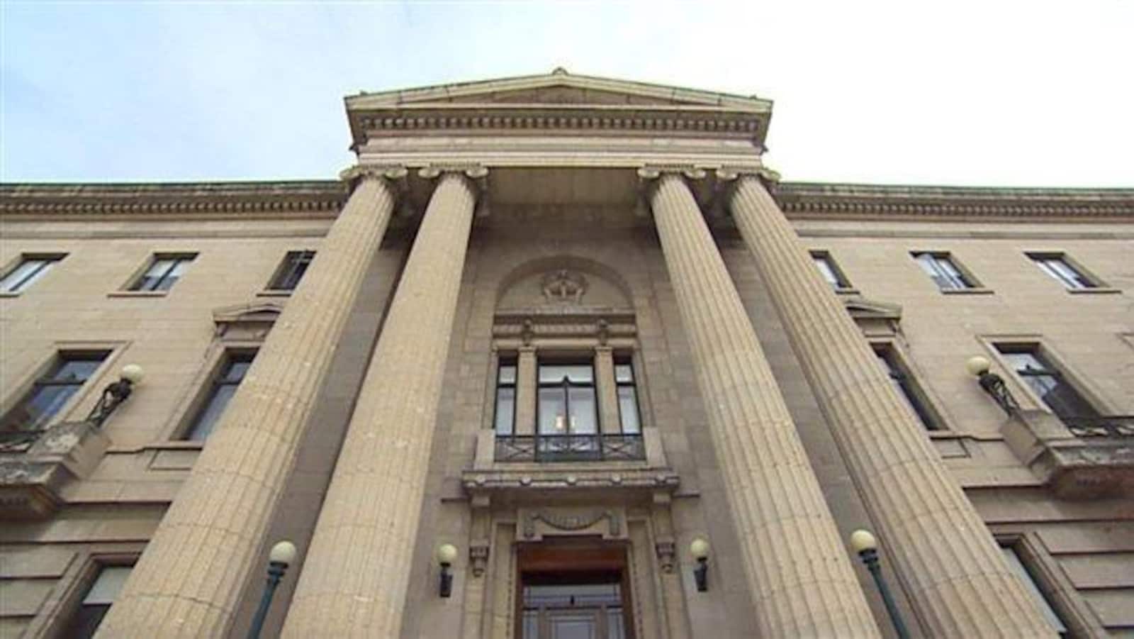 Un plan rapproché de l'entrée du palais législatif à Regina.