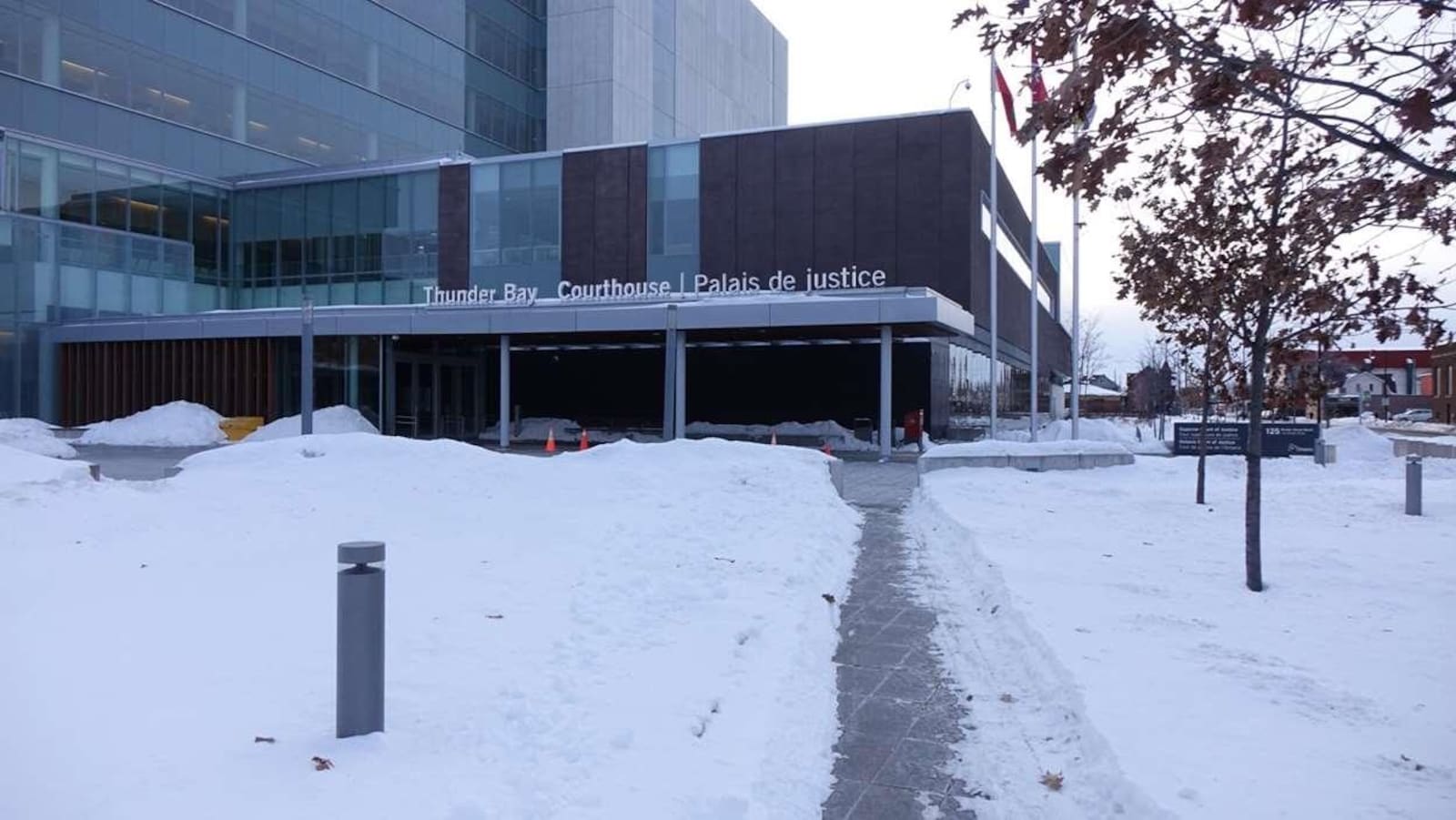L'édifice du palais de justice avec de la neige au sol.
