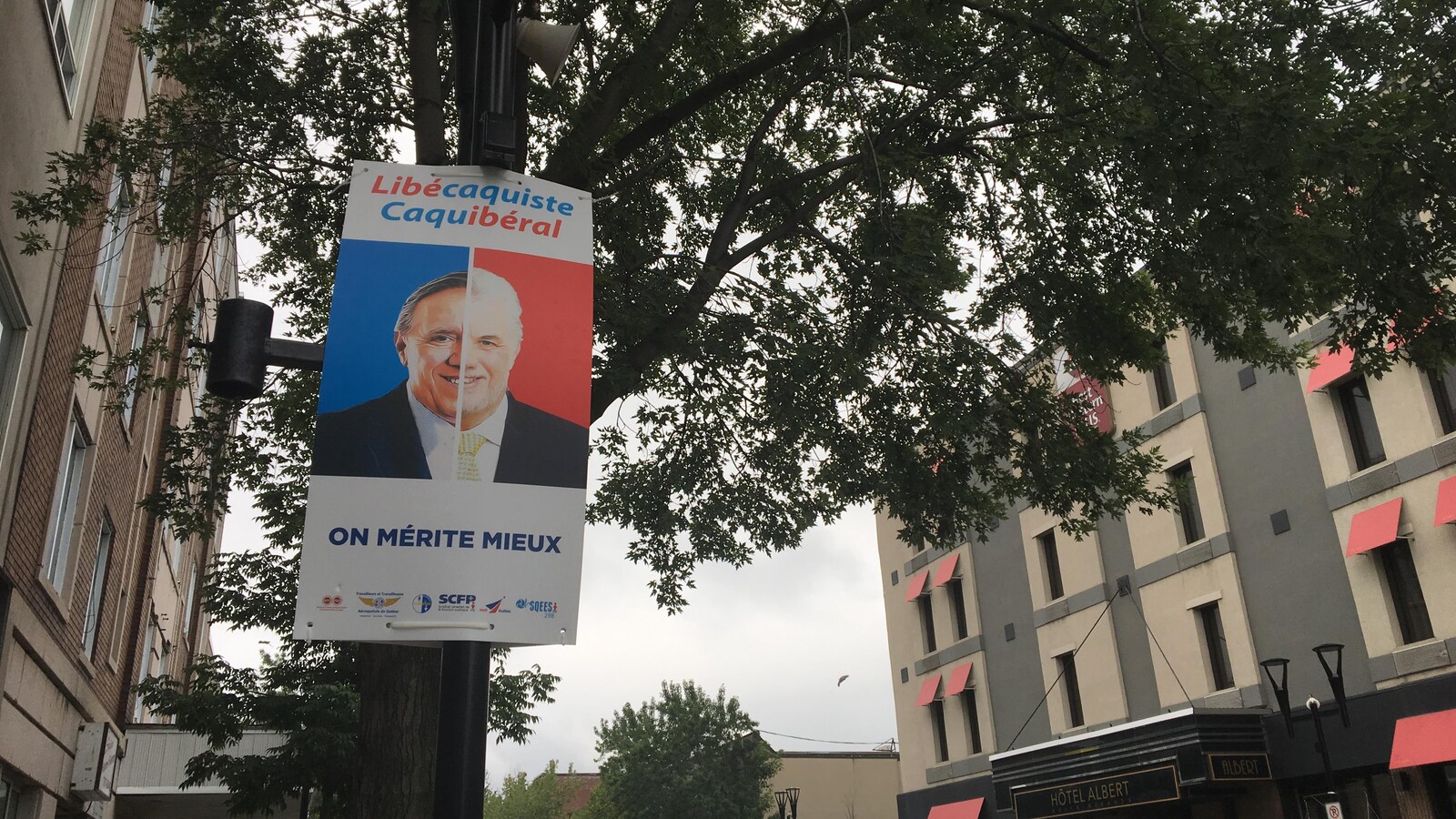 Ces pancartes ont fait leur apparition à Rouyn-Noranda lundi matin.