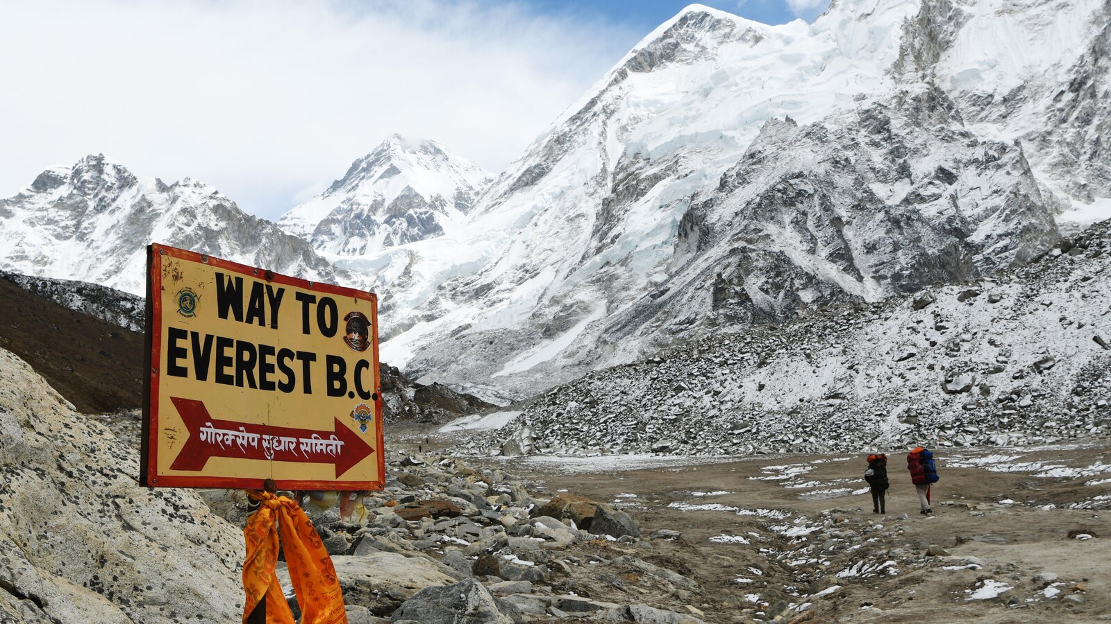 Deux randonneurs se dirigent vers le camp de base de l'Everest, au Nepal.