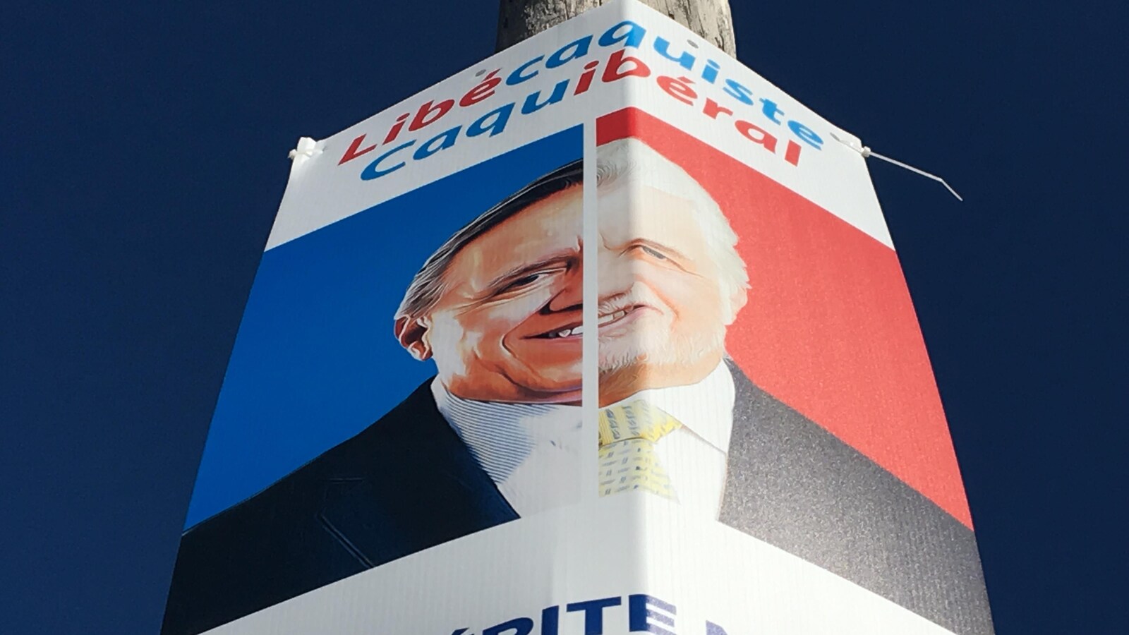 Une pancarte sur laquelle on voit la moitié du visage de François Legault et la moitié du visage de Philippe Couillard.