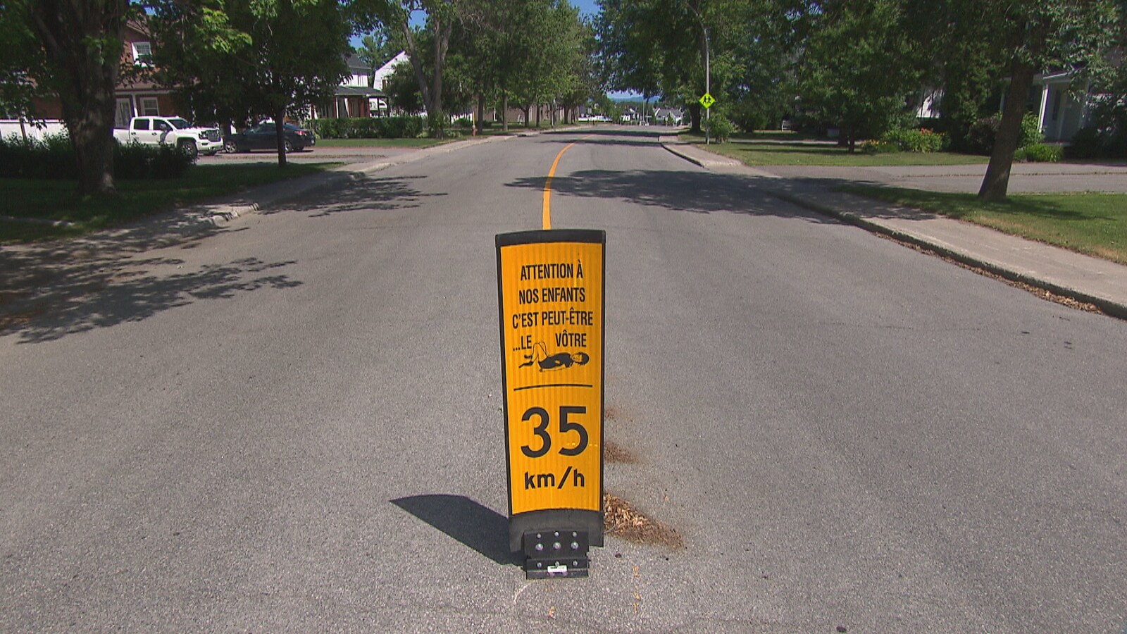 Une pancarte indiquant une vitesse de 35 km/h en plein centre de la rue