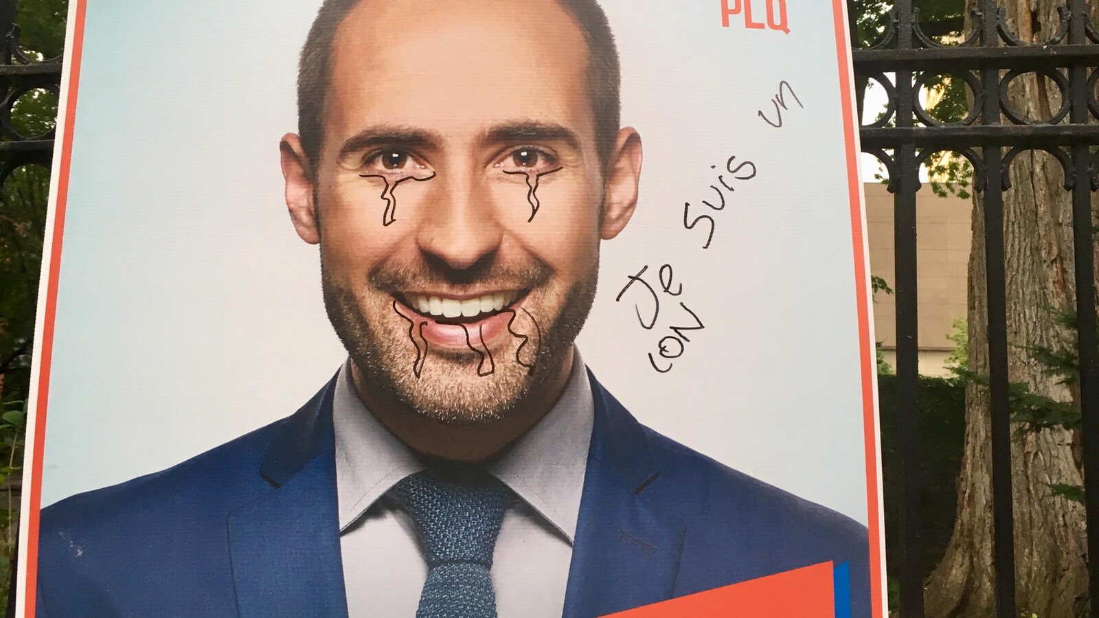 Les pancartes avec le portrait de Florent Tanlet ont été vandalisées à de multiples reprises.