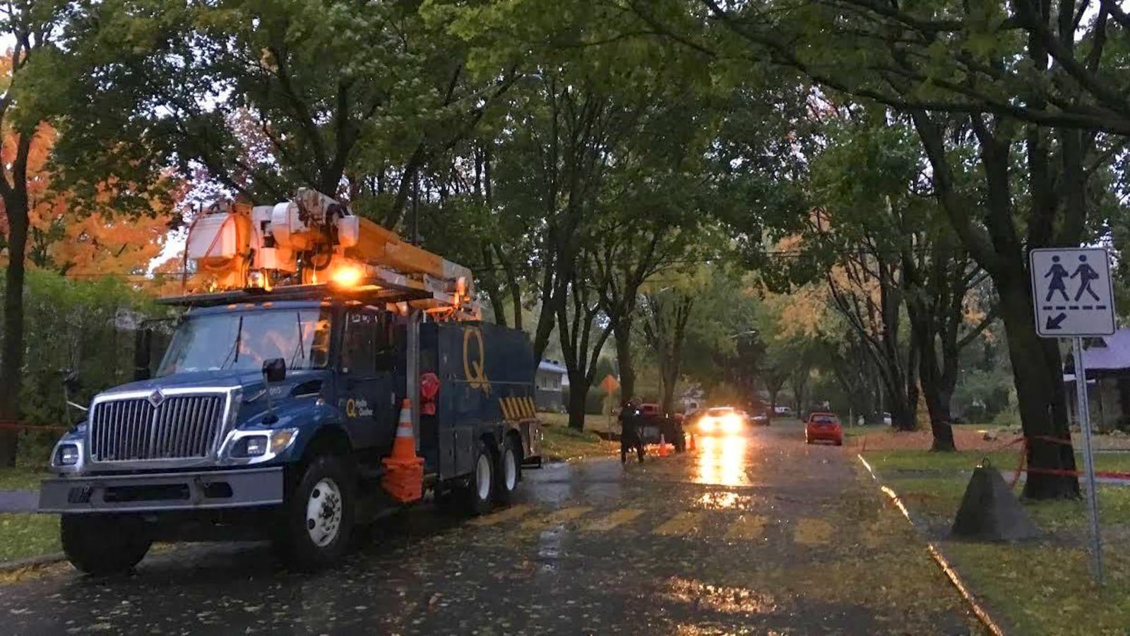 Des travailleurs d'Hydro-Québec en action dans le quartier Duberger tôt jeudi matin.