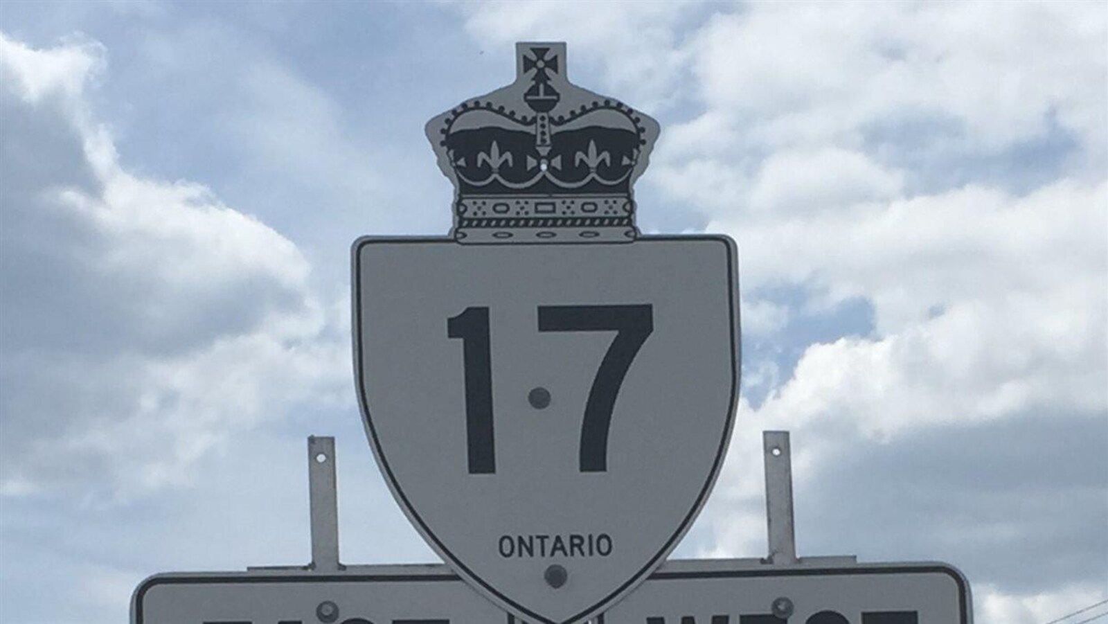 Un panneau de la route 17 dans le Nord de l'Ontario.