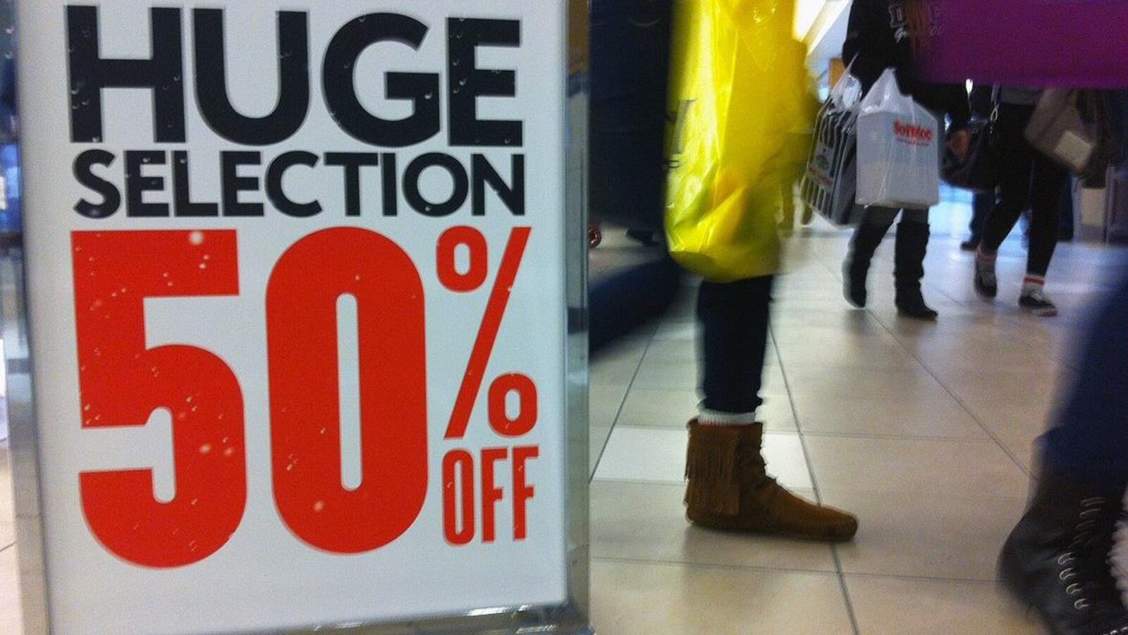 Un panneau annonçant des soldes de 50 % dans un centre commercial.