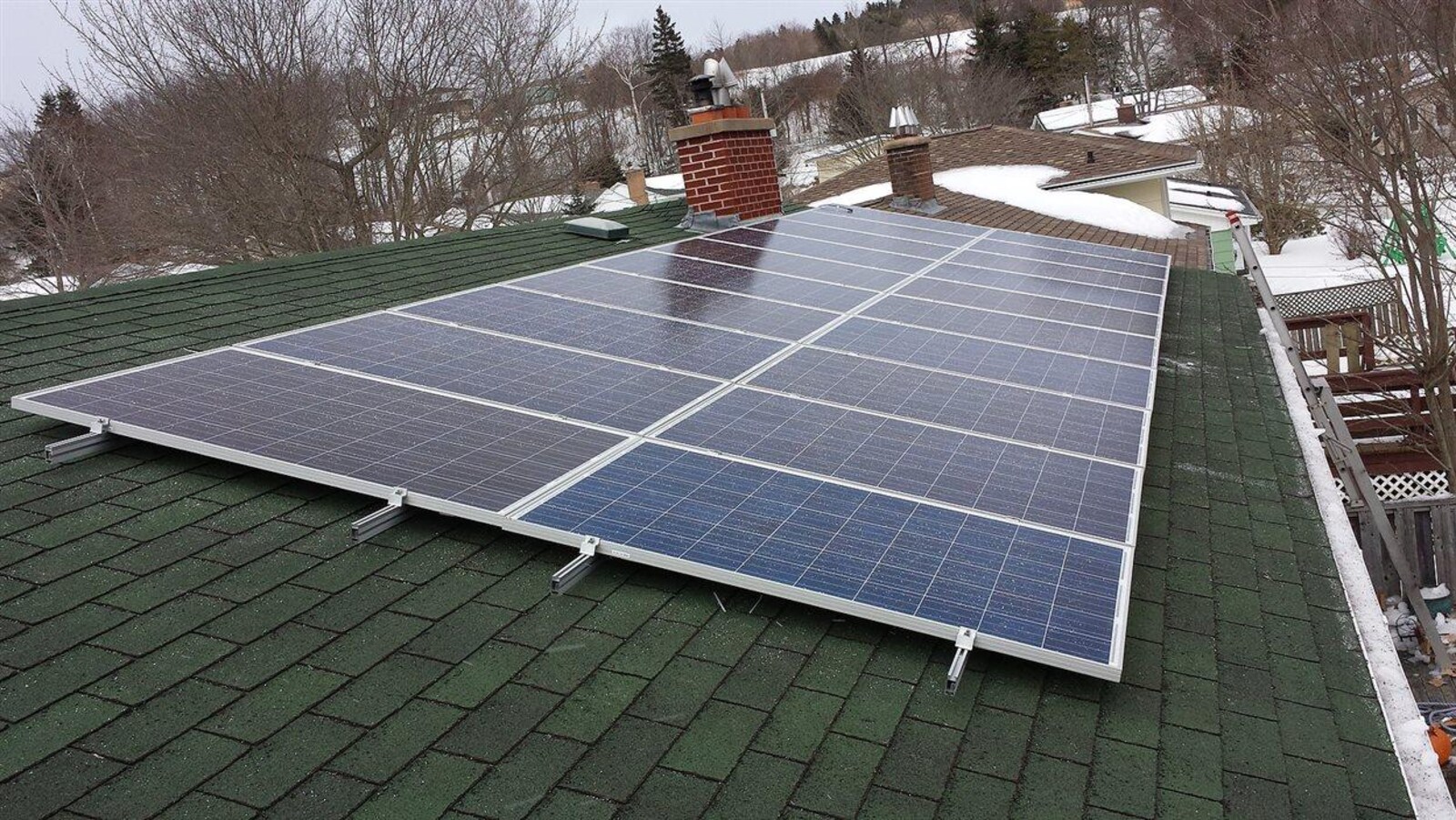 Des panneaux solaires installés sur le toit d'une résidence.