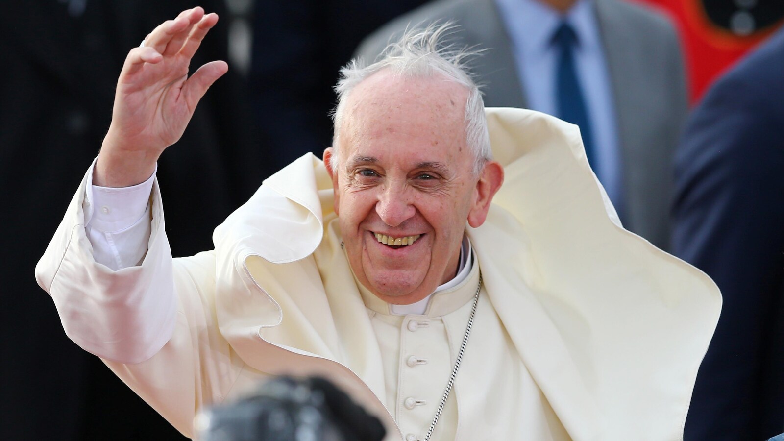 Le pape François, les cheveux au vent.