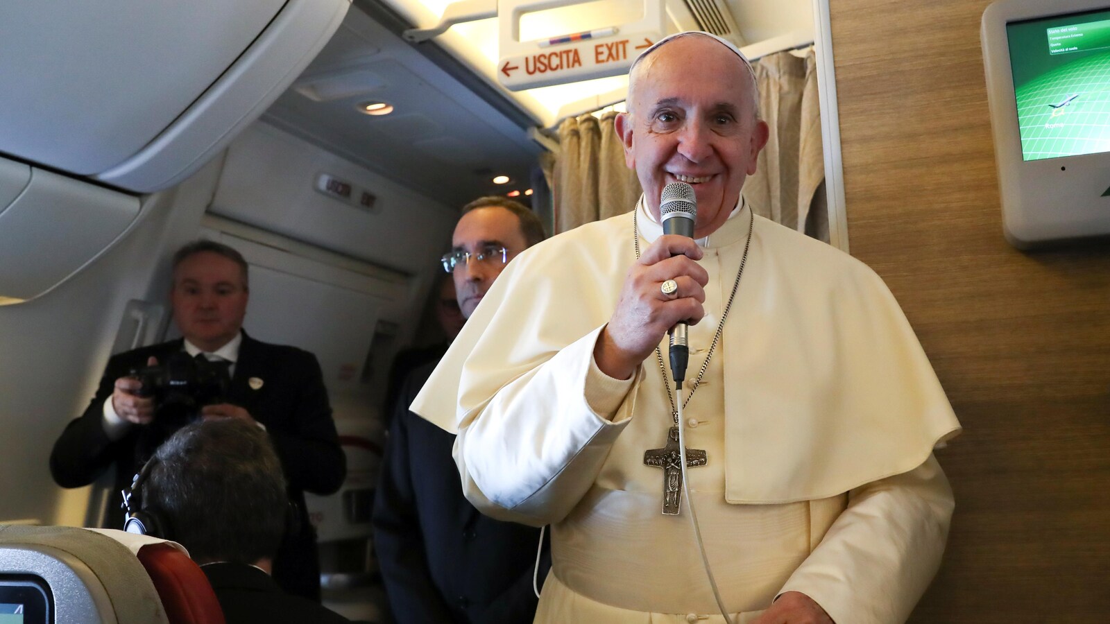 La petite voiture du Pape au milieu des ors d’Abou Dabi — Vidéo La petite voiture du Pape au milieu des ors d’Abou Dabi — Vidéo