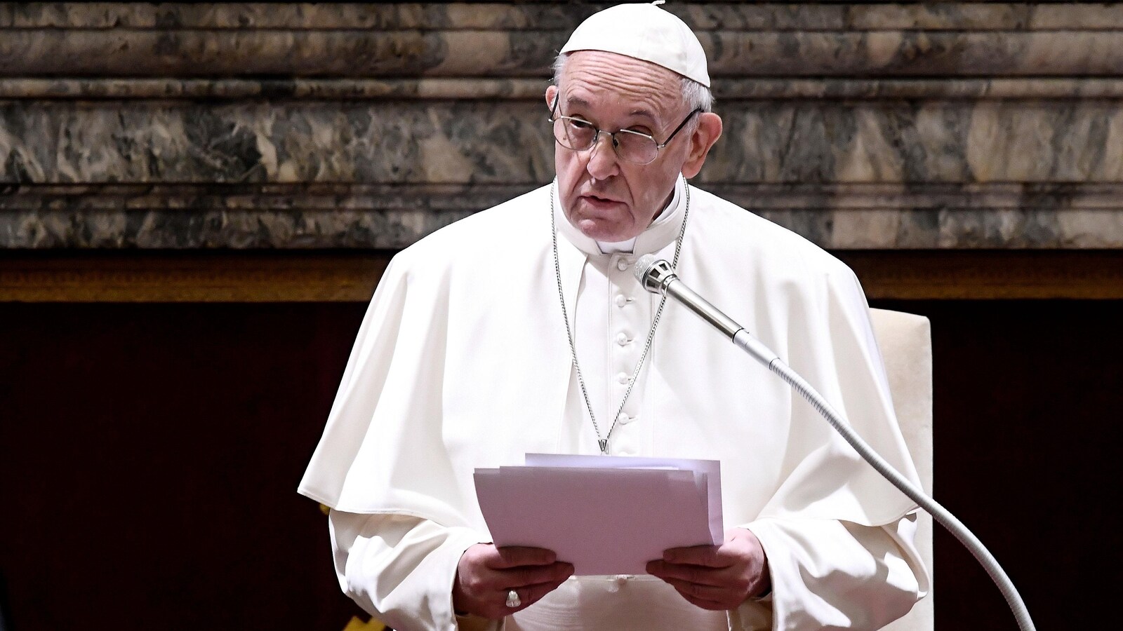 Le pape François parle au micro.