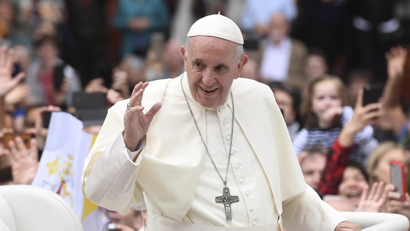 Le pape François salue la foule à Dublin en Irlande le 26 août 2018.