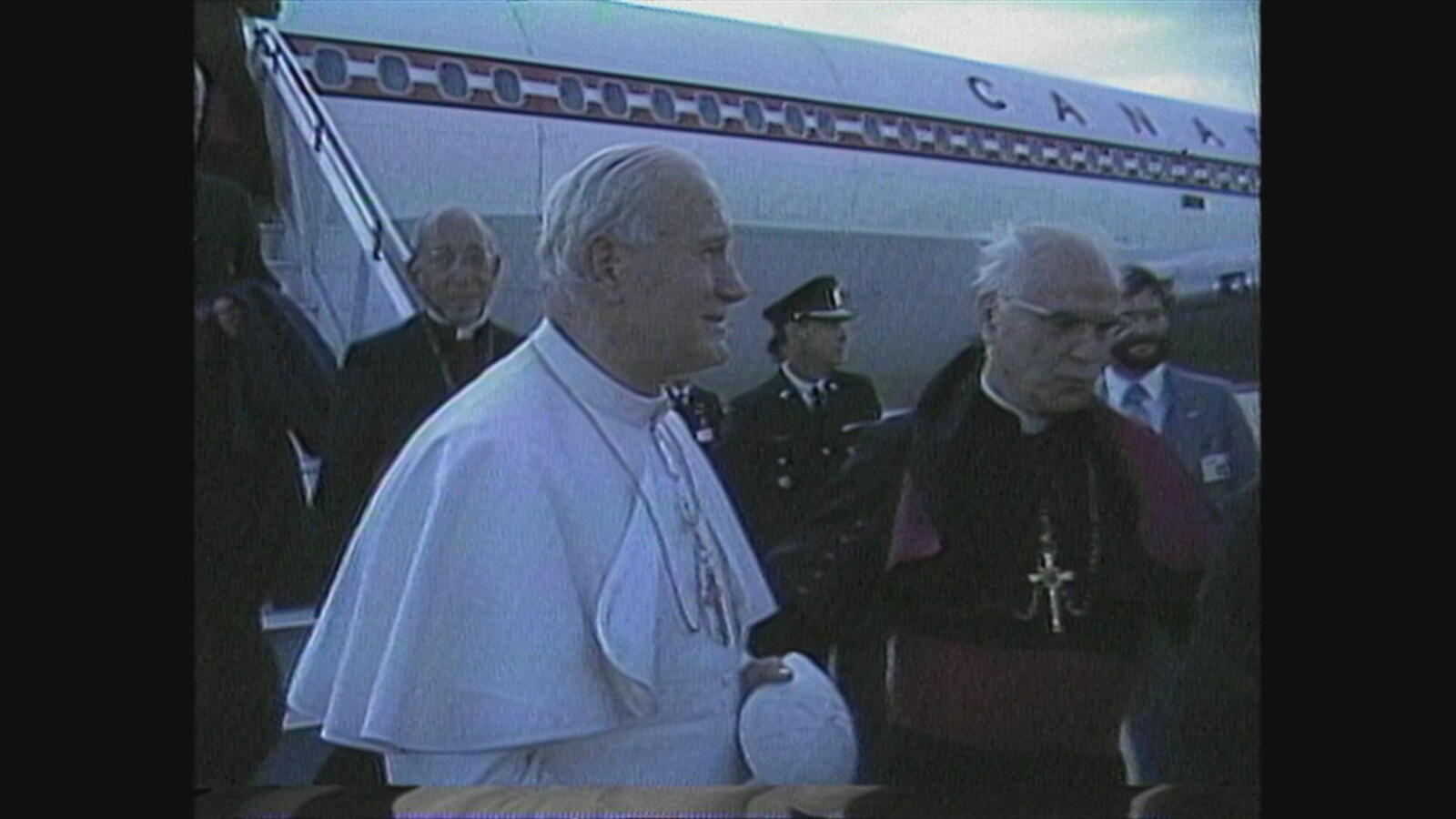 Le pape Jean-Paul II, à sa descente de l'avion papal.