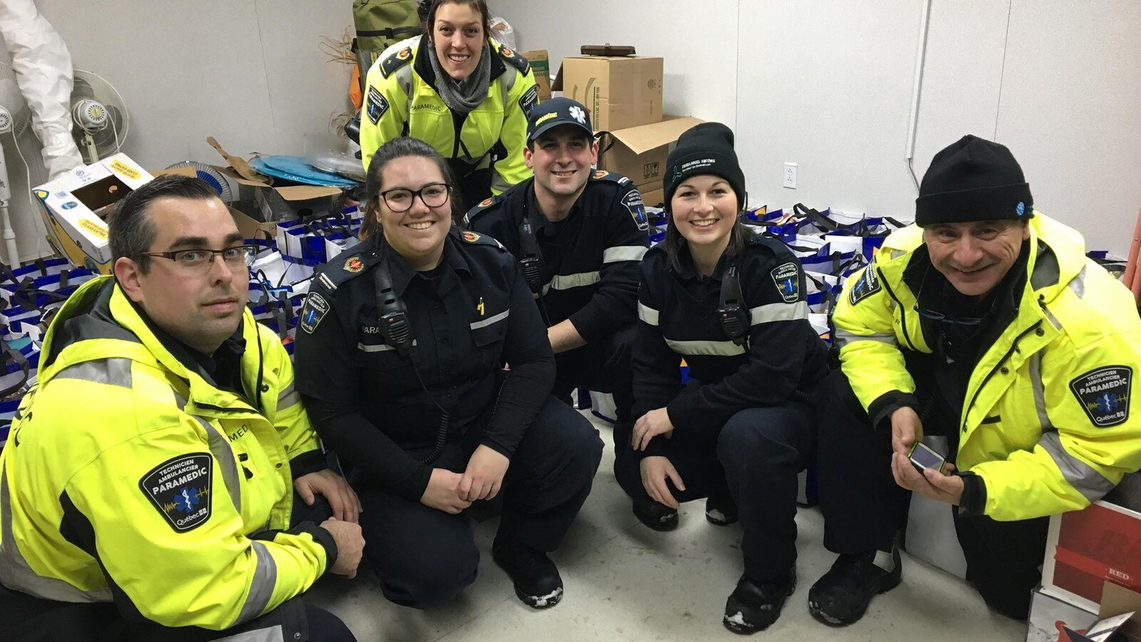 Les paramédicaux d'Ambulances Abitémis Dessercom devant les dizaines de paniers de Noël destinés à 50 familles.