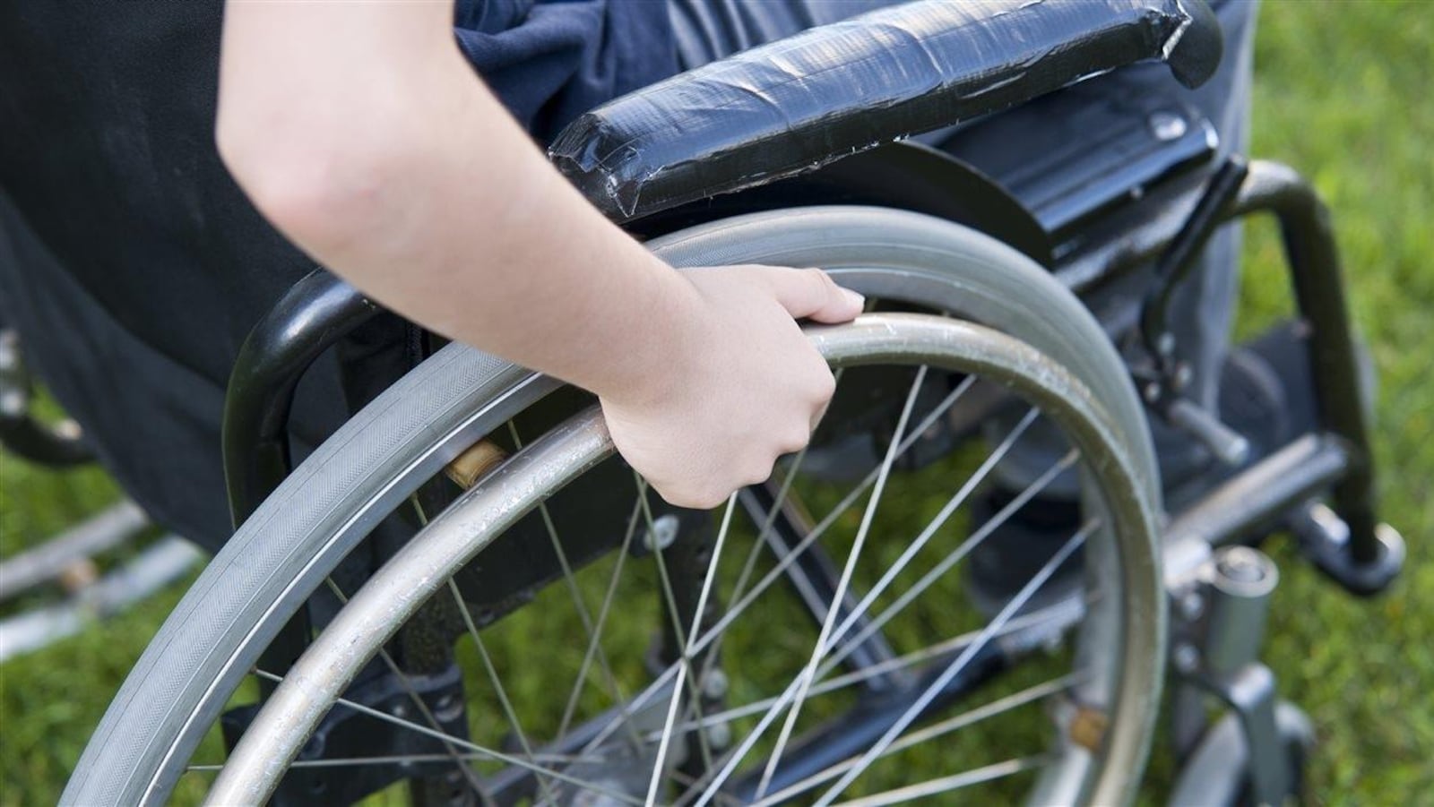 Une personne en fauteuil roulant.