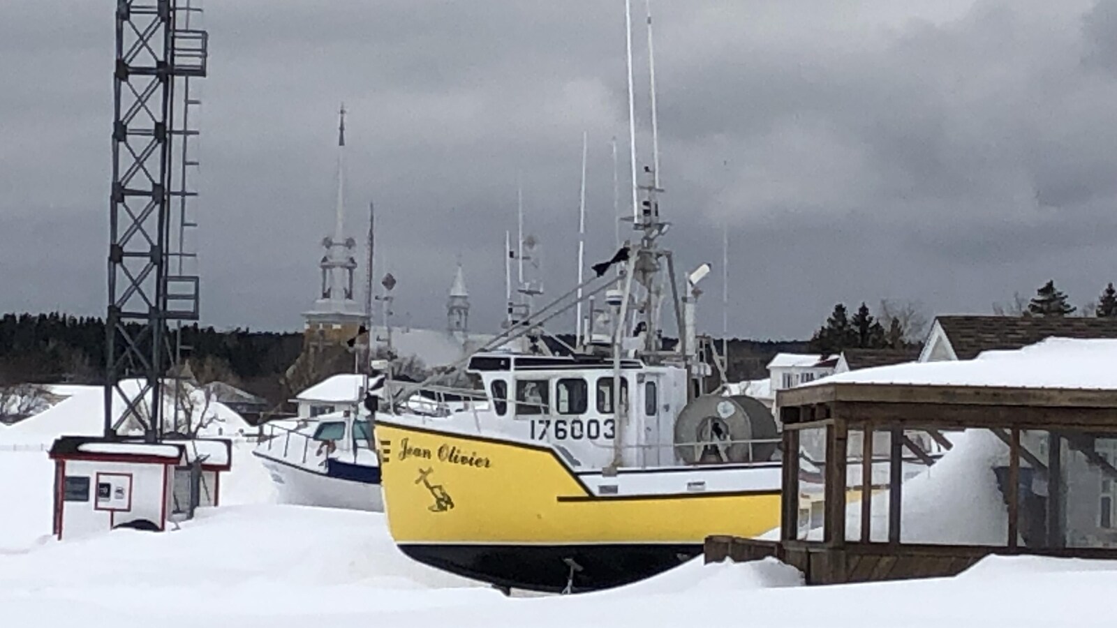Des bateaux dans la neige