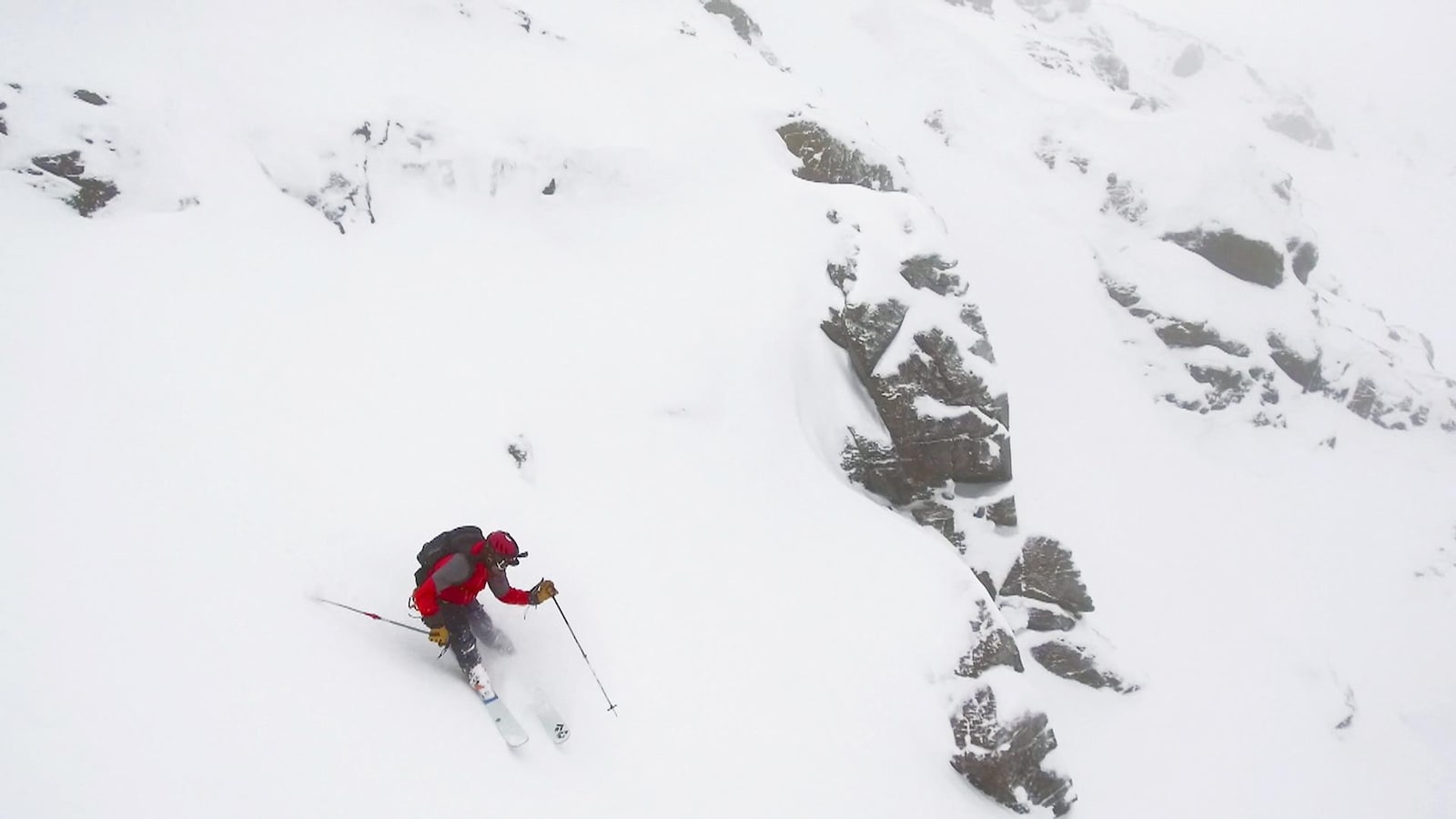 Un skieur descend une piste dans la poudreuse du parc national de la Gaspésie.