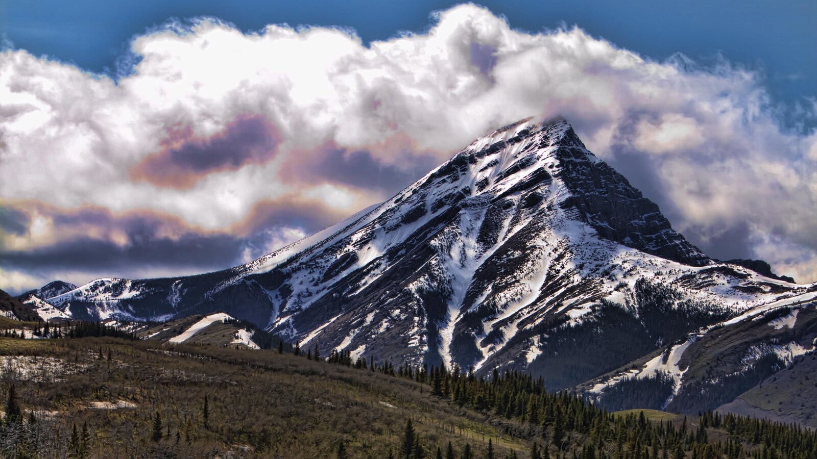 Un pic enneigé du parc provincial Castle, en Alberta