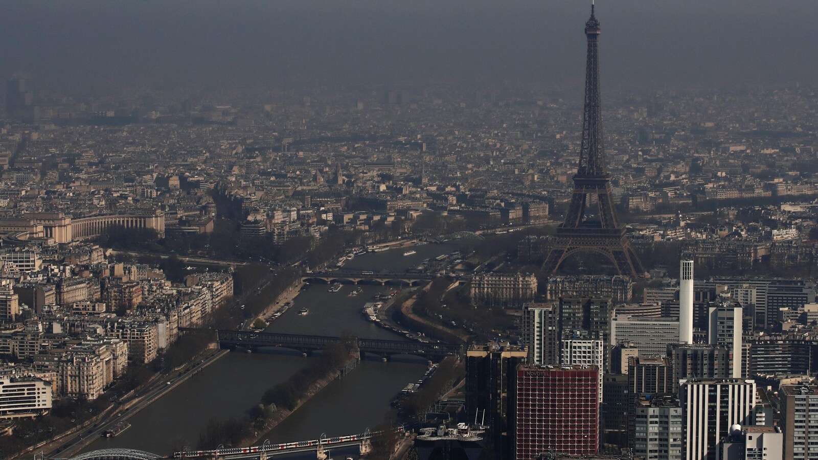 La tour Eiffel entourée d'une brume de petites particules qui plane au-dessus de la ligne d'horizon à Paris, France, le 22 mars 2019.