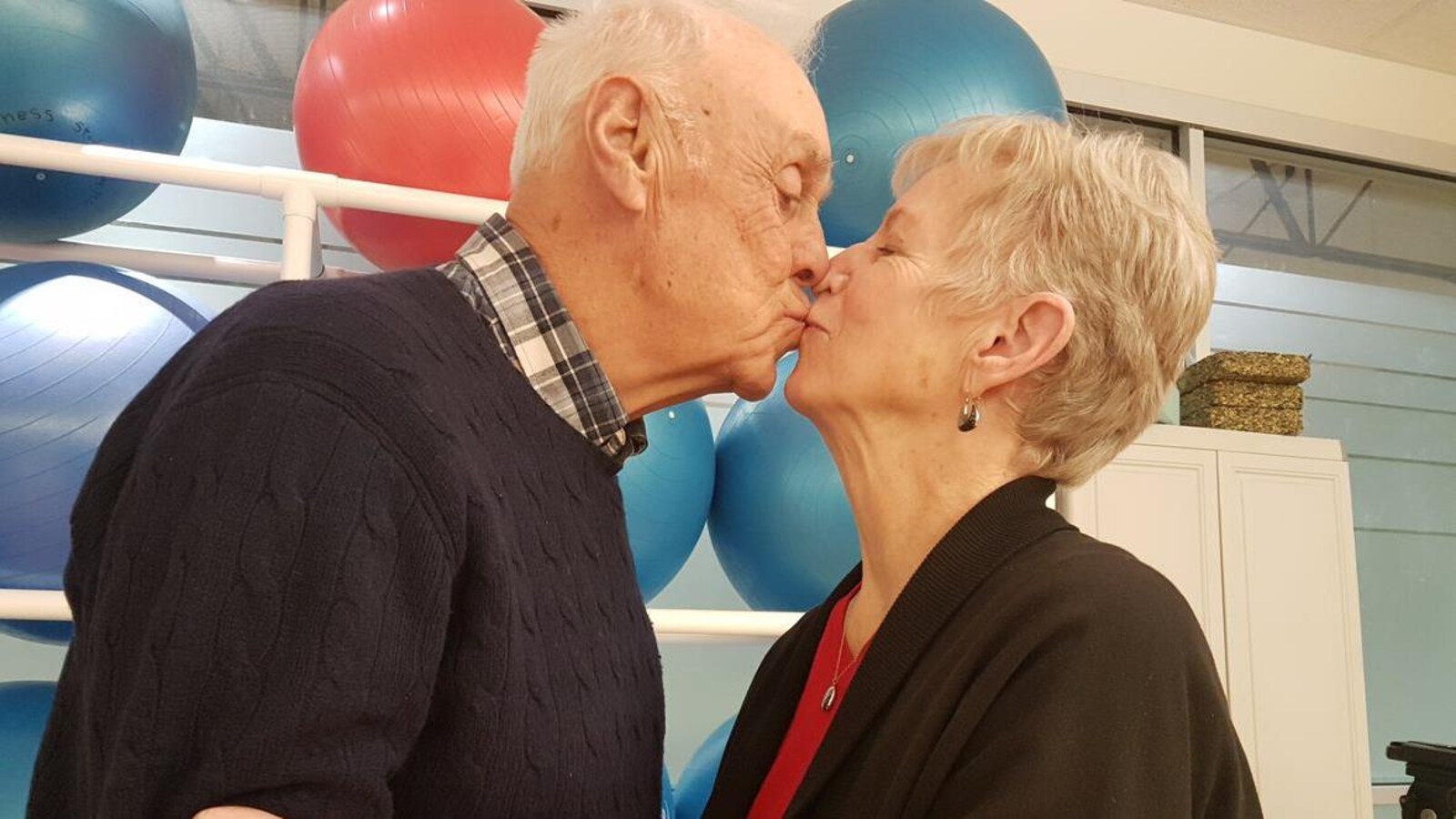 Un homme et une femme s'embrassent.