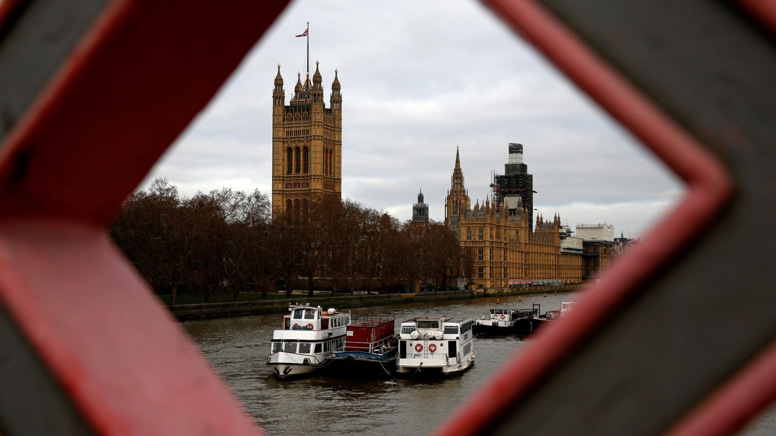 Une vue de loin du Parlement britannique.