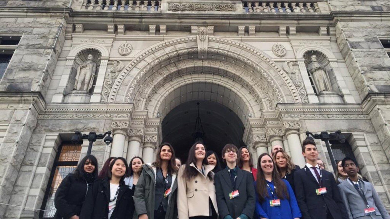 Des participants au Parlement jeunesse francophone de la Colombie-Britannique devant l'assemblée législative à Victoria.