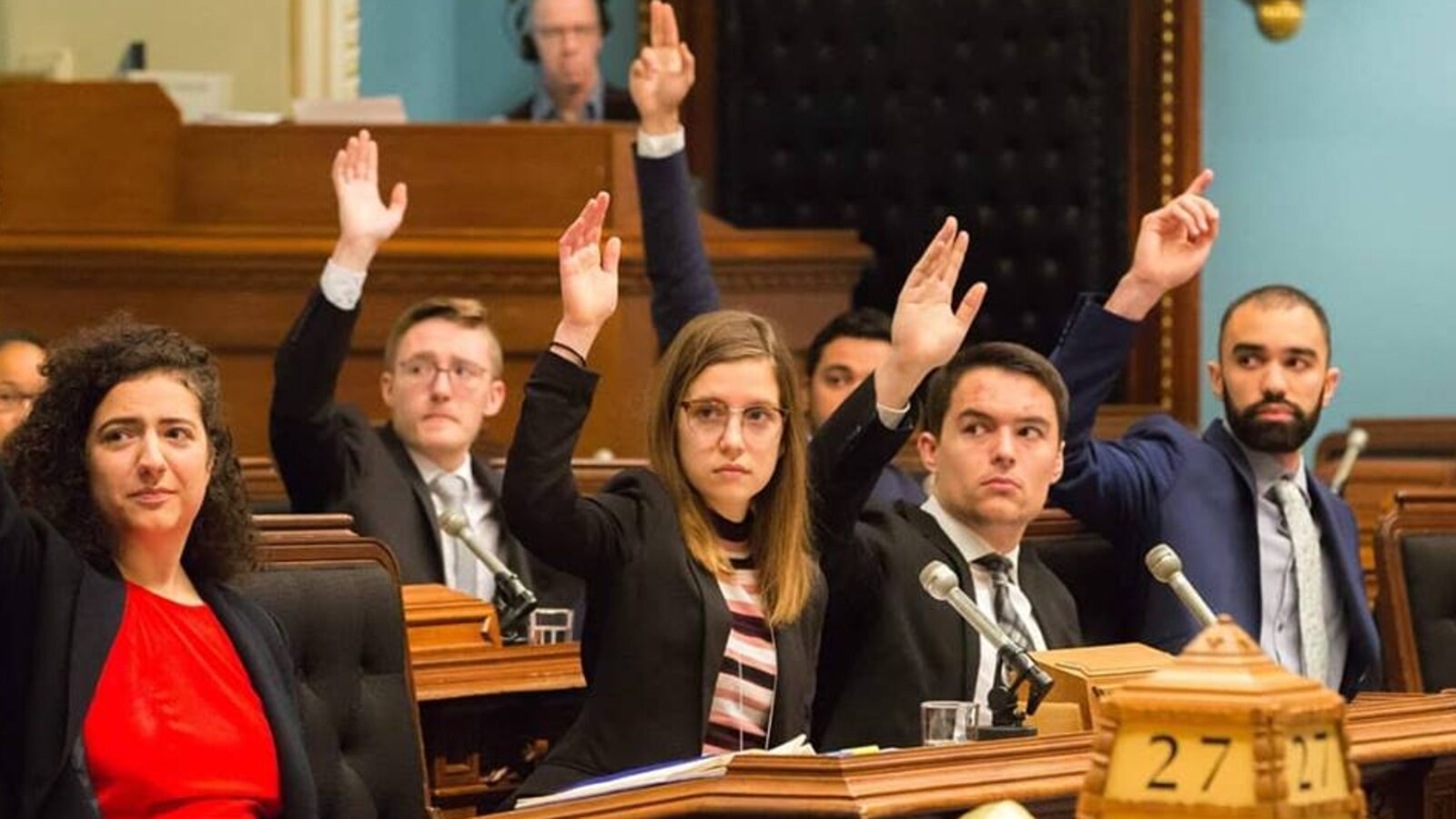 Des jeunes participent au parlement jeunesse du Québec à l'Assemblée nationale.