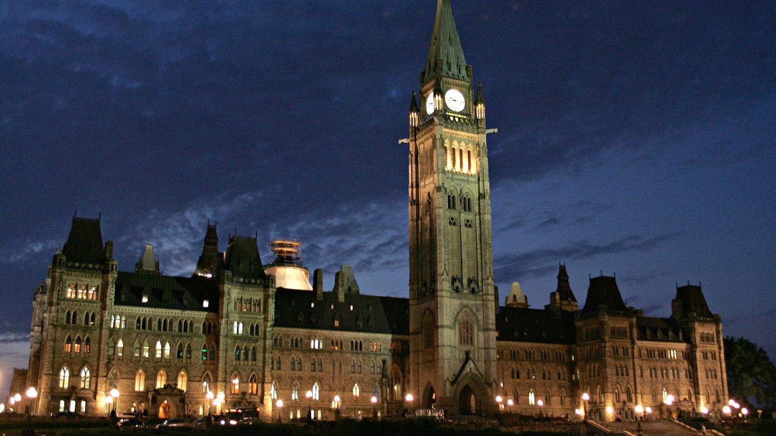 La nuit tombe sur le Parlement à Ottawa sur cette photo du 14 juin 2005.