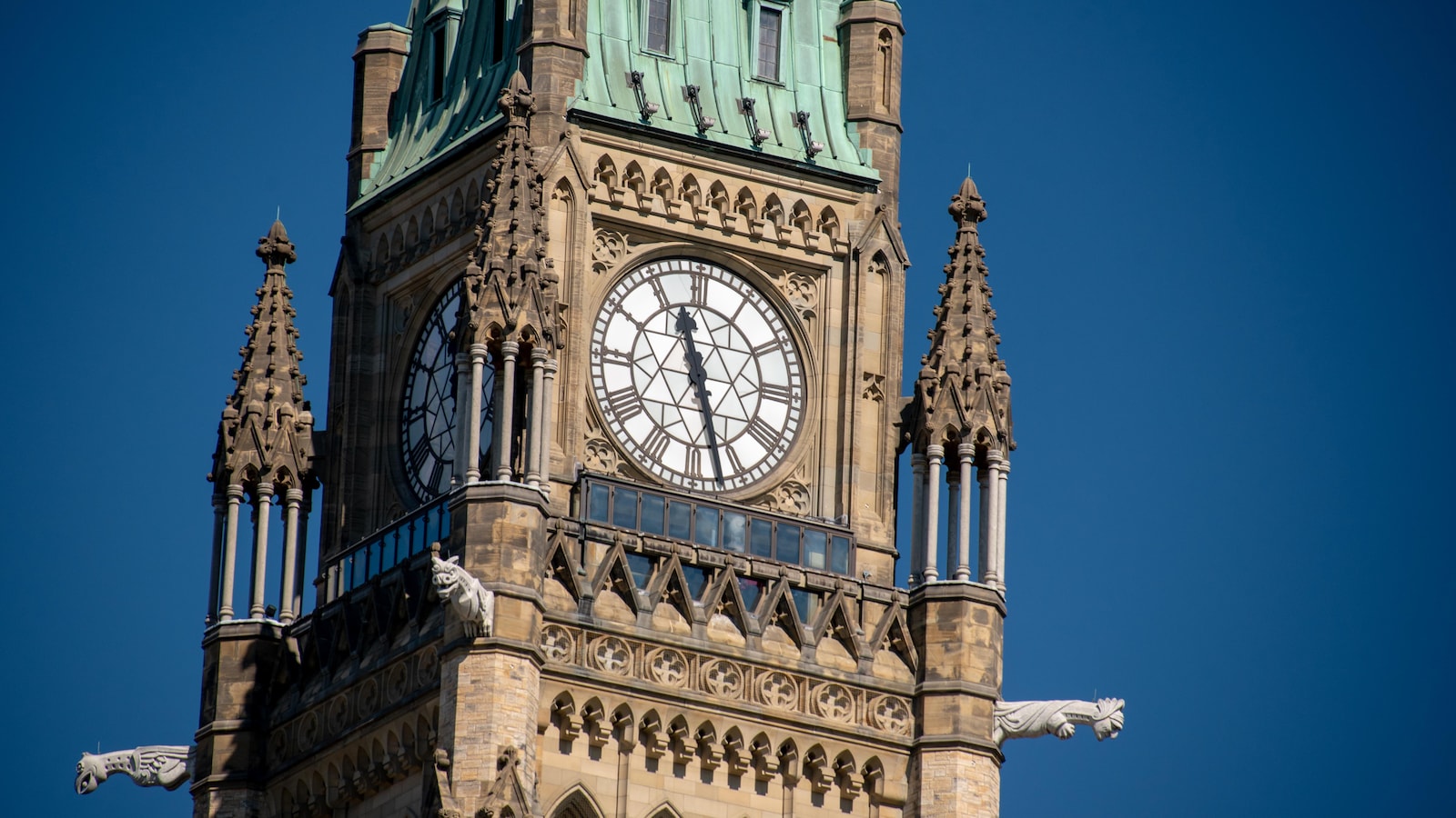 Photo de la la tour de la Paix du Parlement à Ottawa.