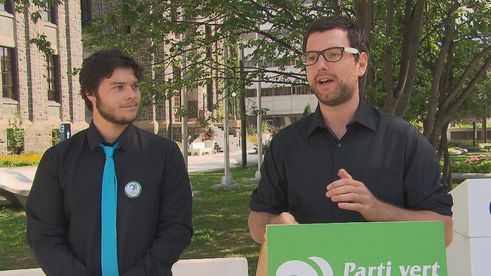 Tommy Philippe et Alex Tyrell derrière un lutrin