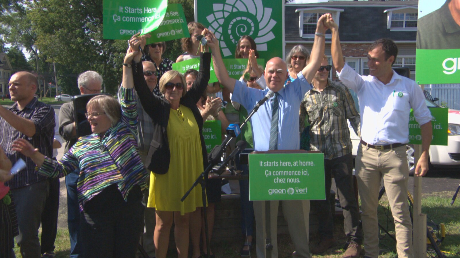 David Coon lève les bras en l'air avec son équipe pour lancer la campagne.