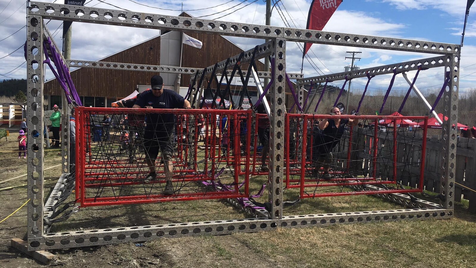 Des participants à la Course des dieux circulent dans un parcours composé de câbles entremêlés.
