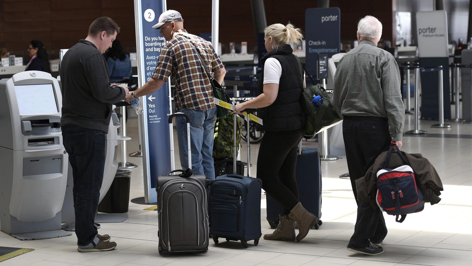 Des passagers à l'aéroport d'Ottawa.