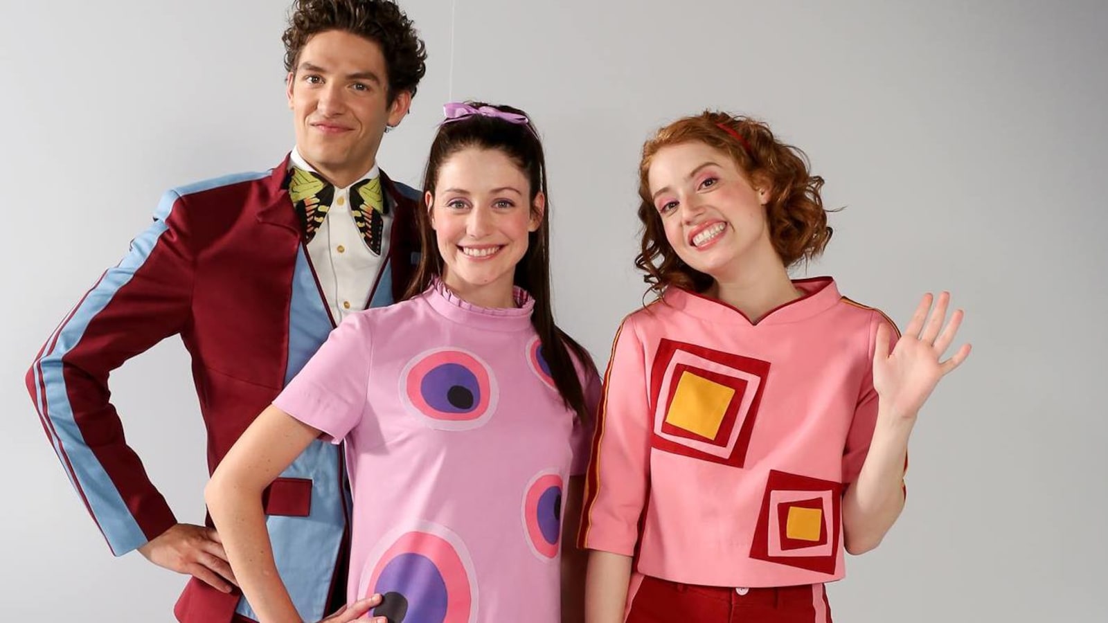Les trois acteurs sont habillés avec les anciens vêtements colorés de Passe-Partout.