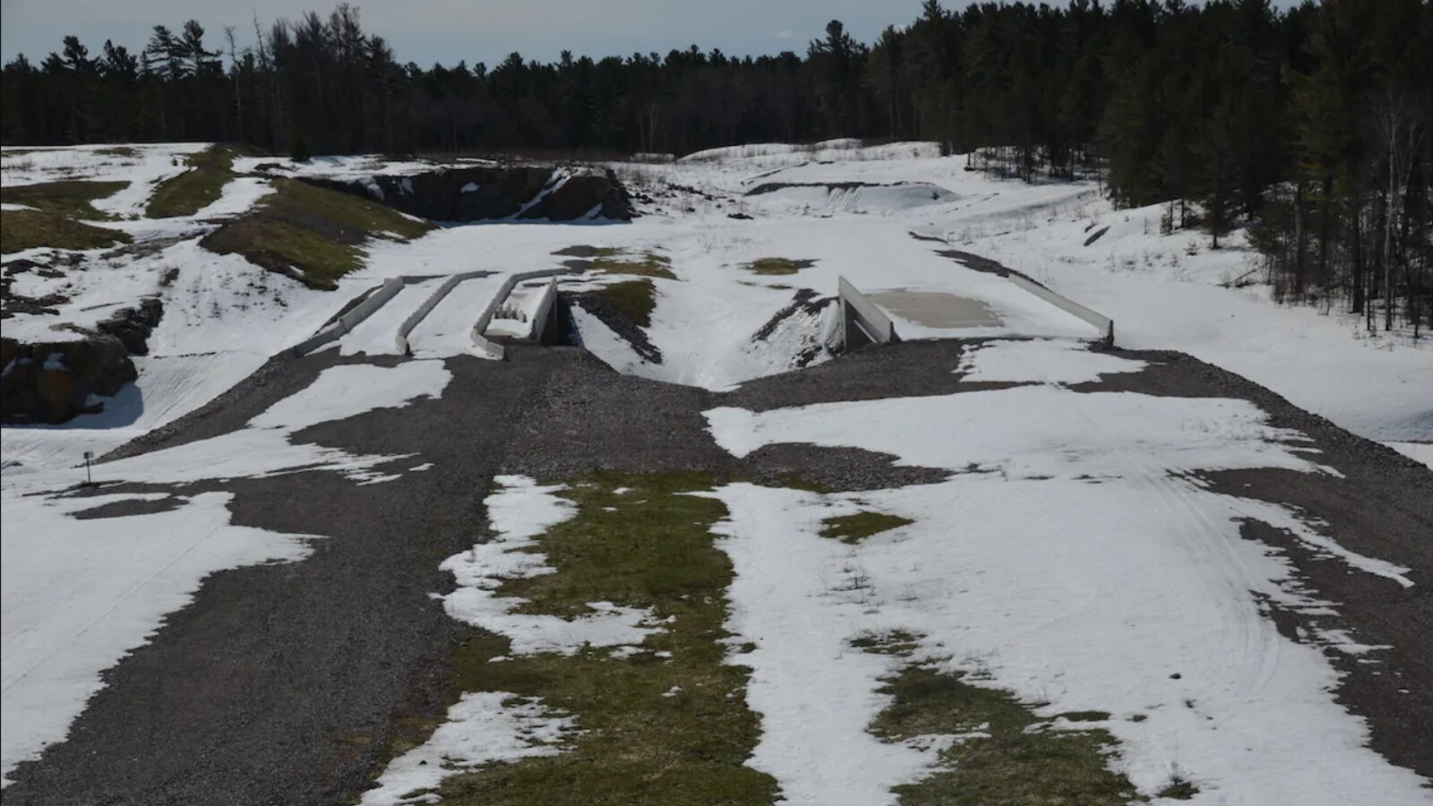 Deux passerelles sous la neige.