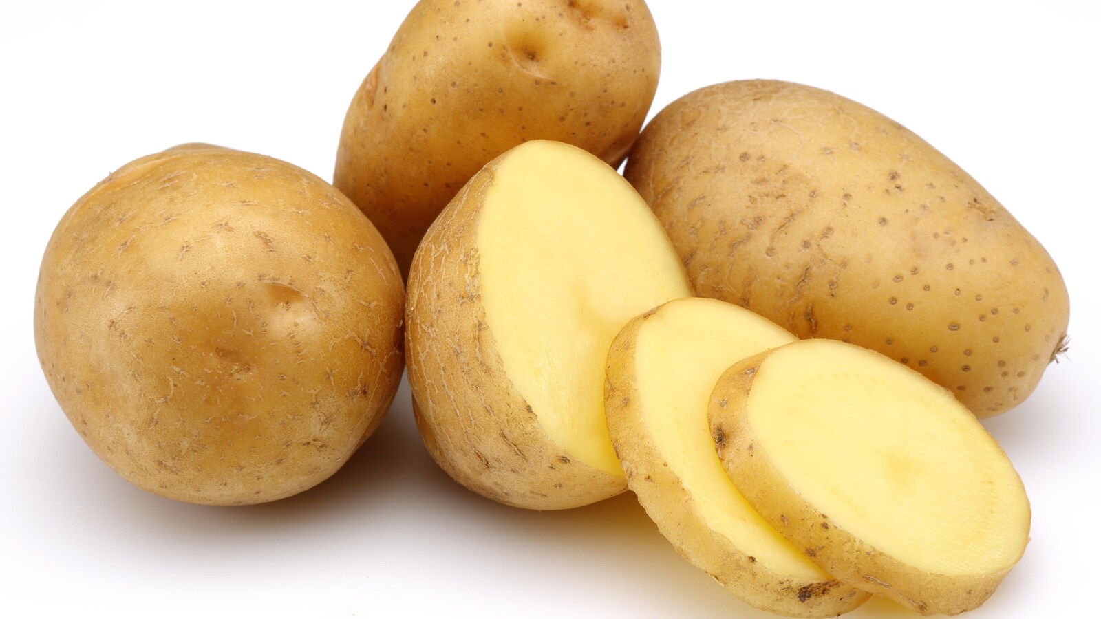 Des pommes de terre entières et tranchées.