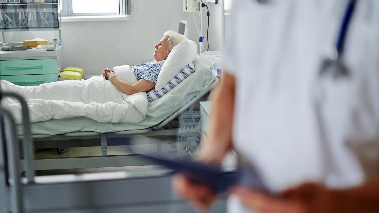Une patiente se repose à l'hôpital.