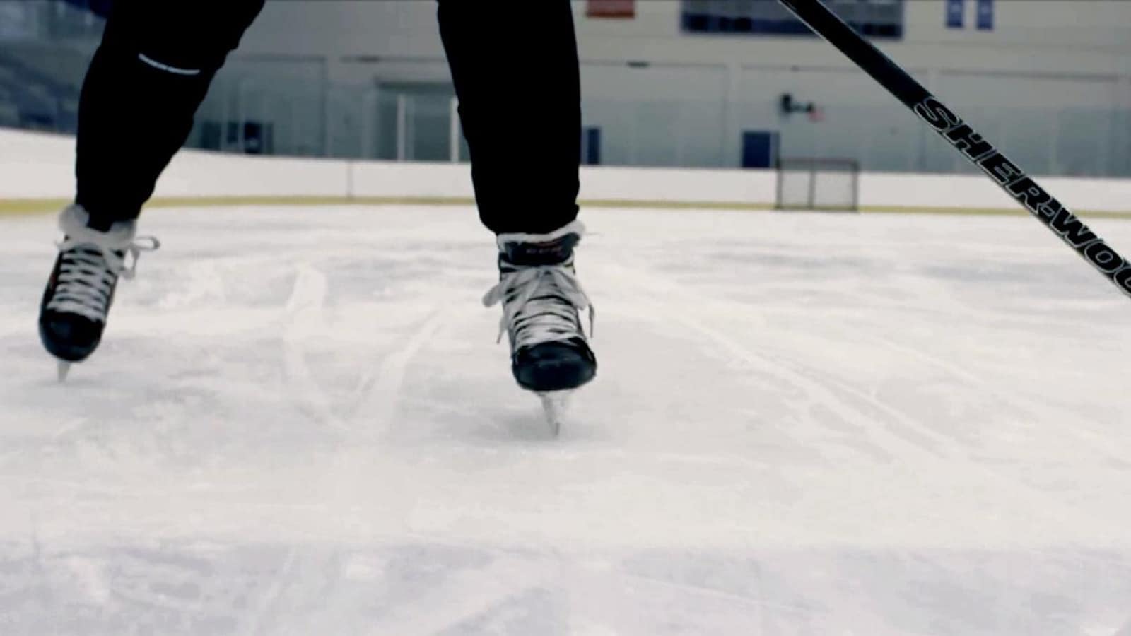 Patins et bâton de hockey