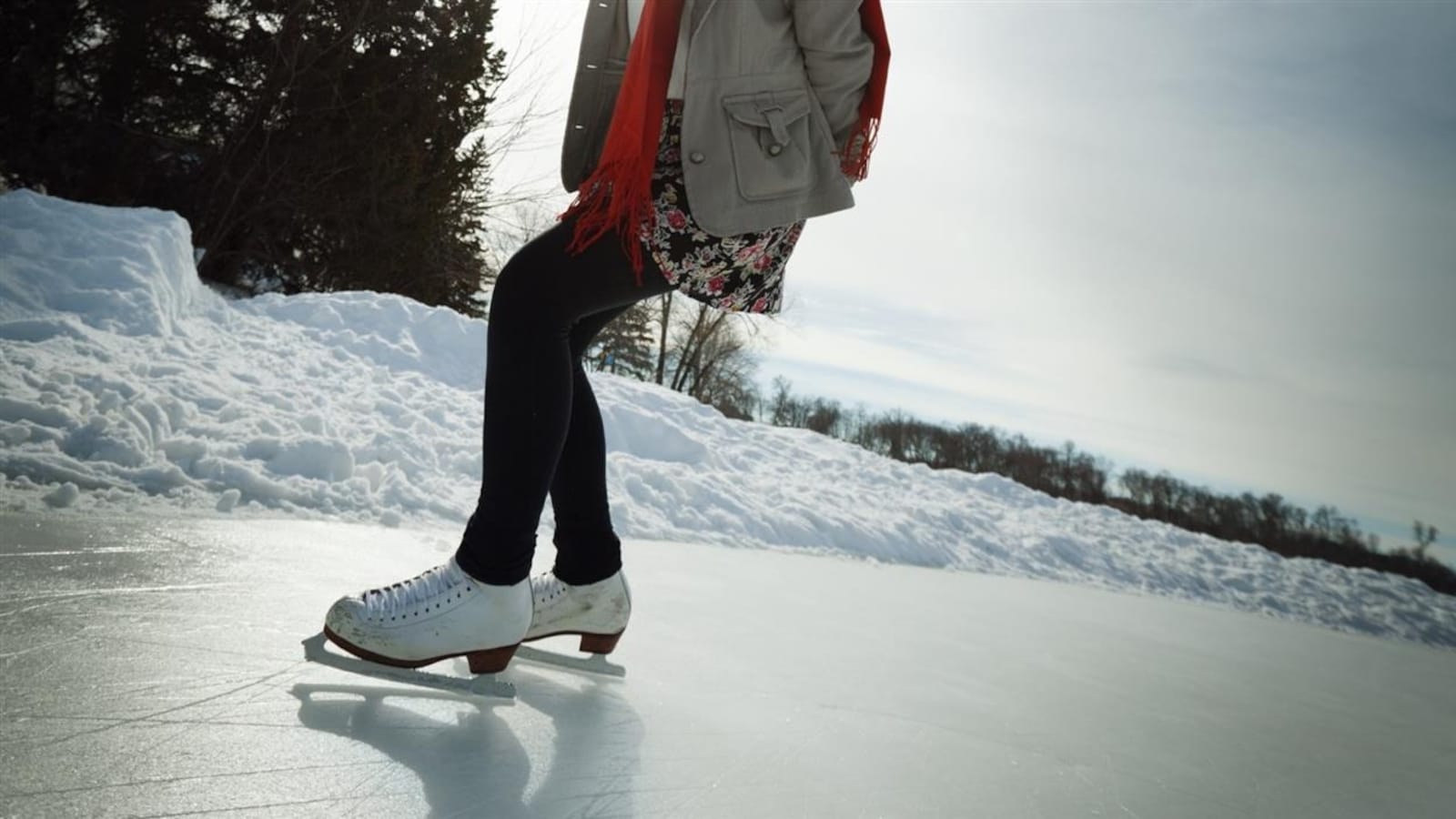 Une patineuse s’exerce sur un anneau de glace.