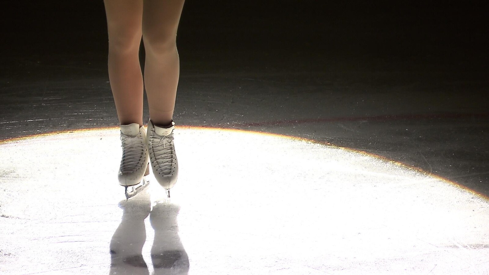 On voit ses patins.