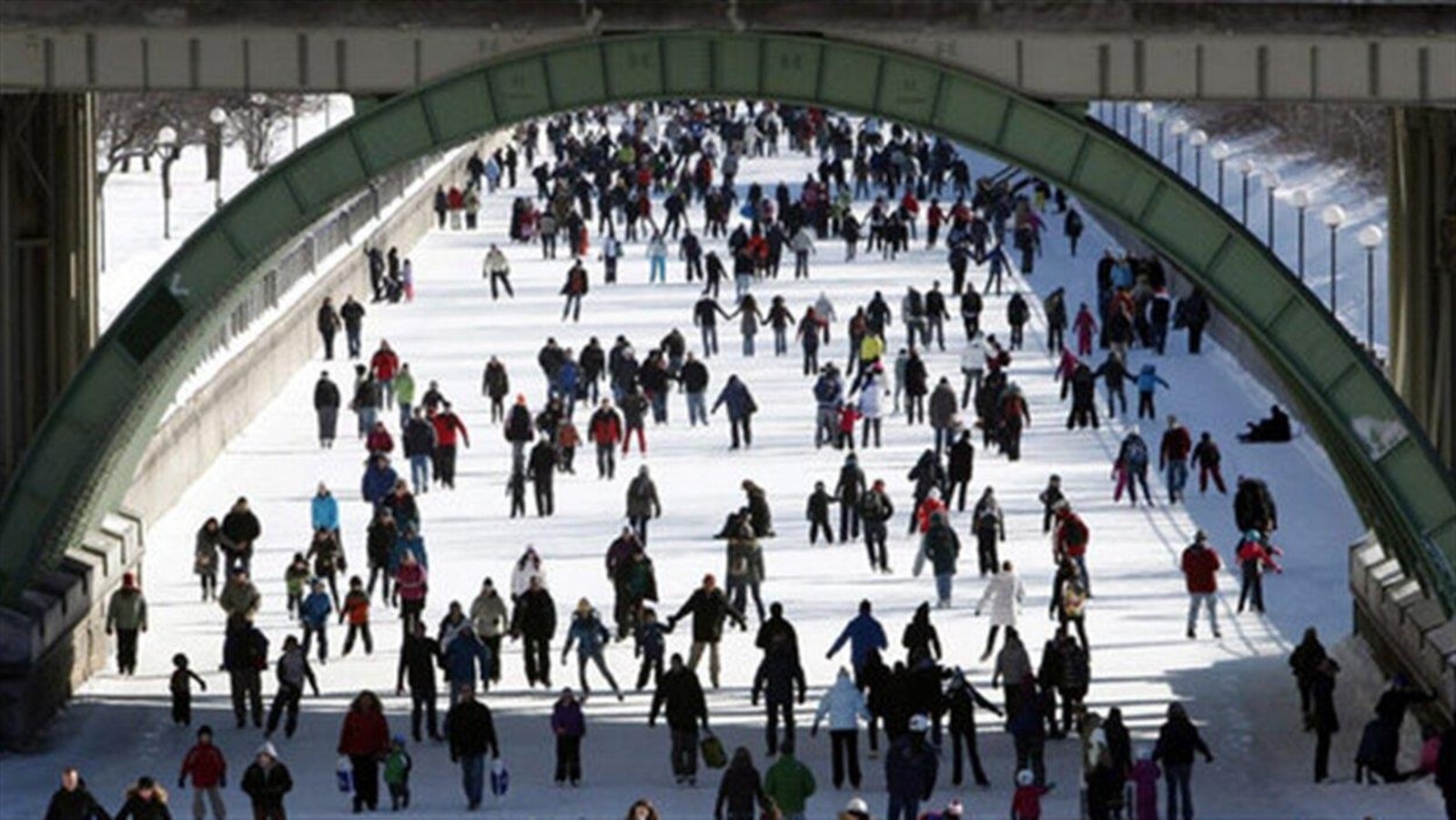 Des patineurs sur le Canal Rideau à Ottawa.
