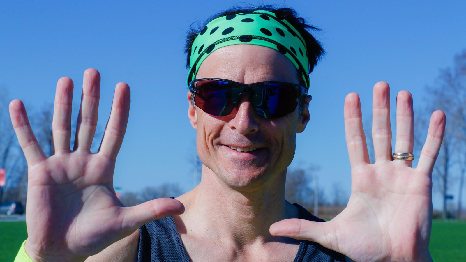 Patrick Charlebois avec des lunettes fumées et un bandeau qui montre ses dix doigts