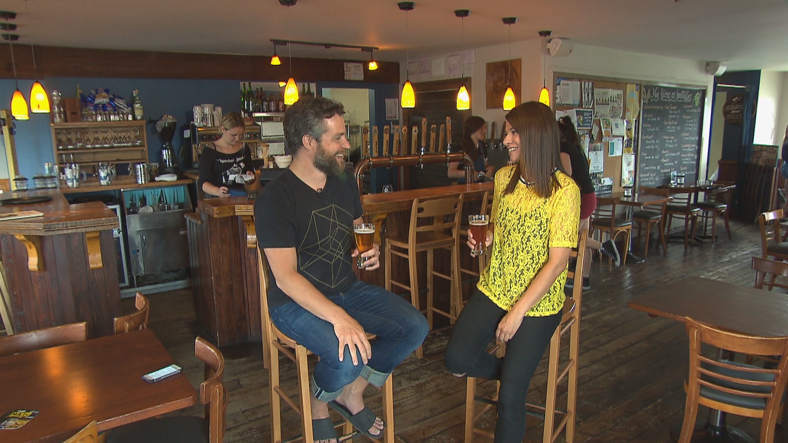 Patrick Doyon et Julie Larouche à l'intérieur de la microbrasserie.