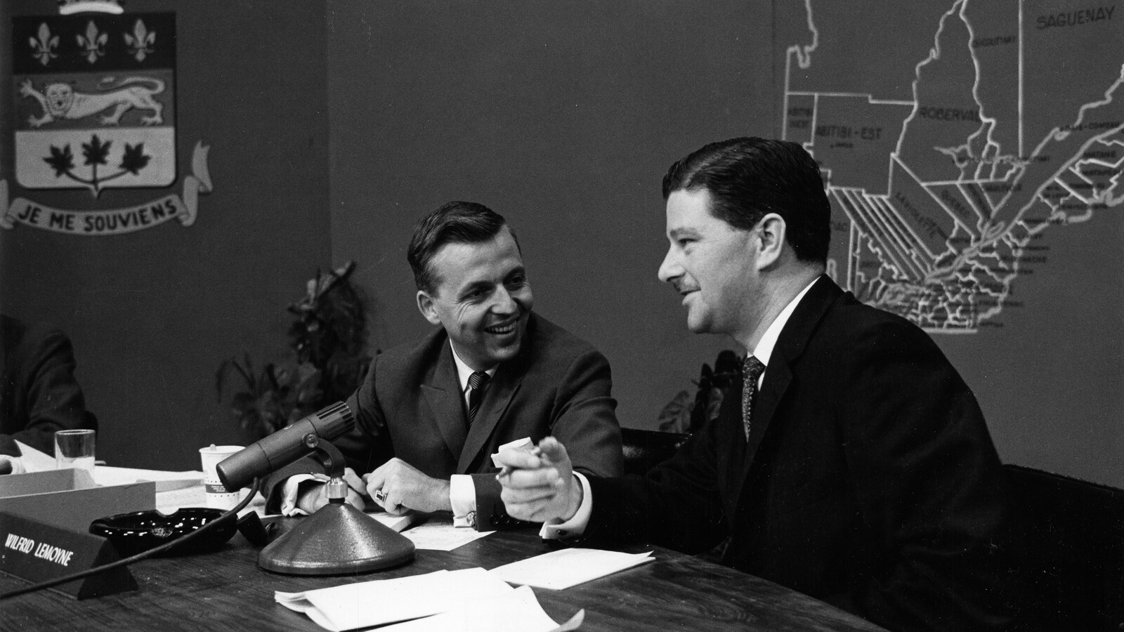 Dans un studio de télévision, le journaliste Wilfrid Lemoine s'entretient avec Paul
Gérin-Lajoie durant la soirée électorale