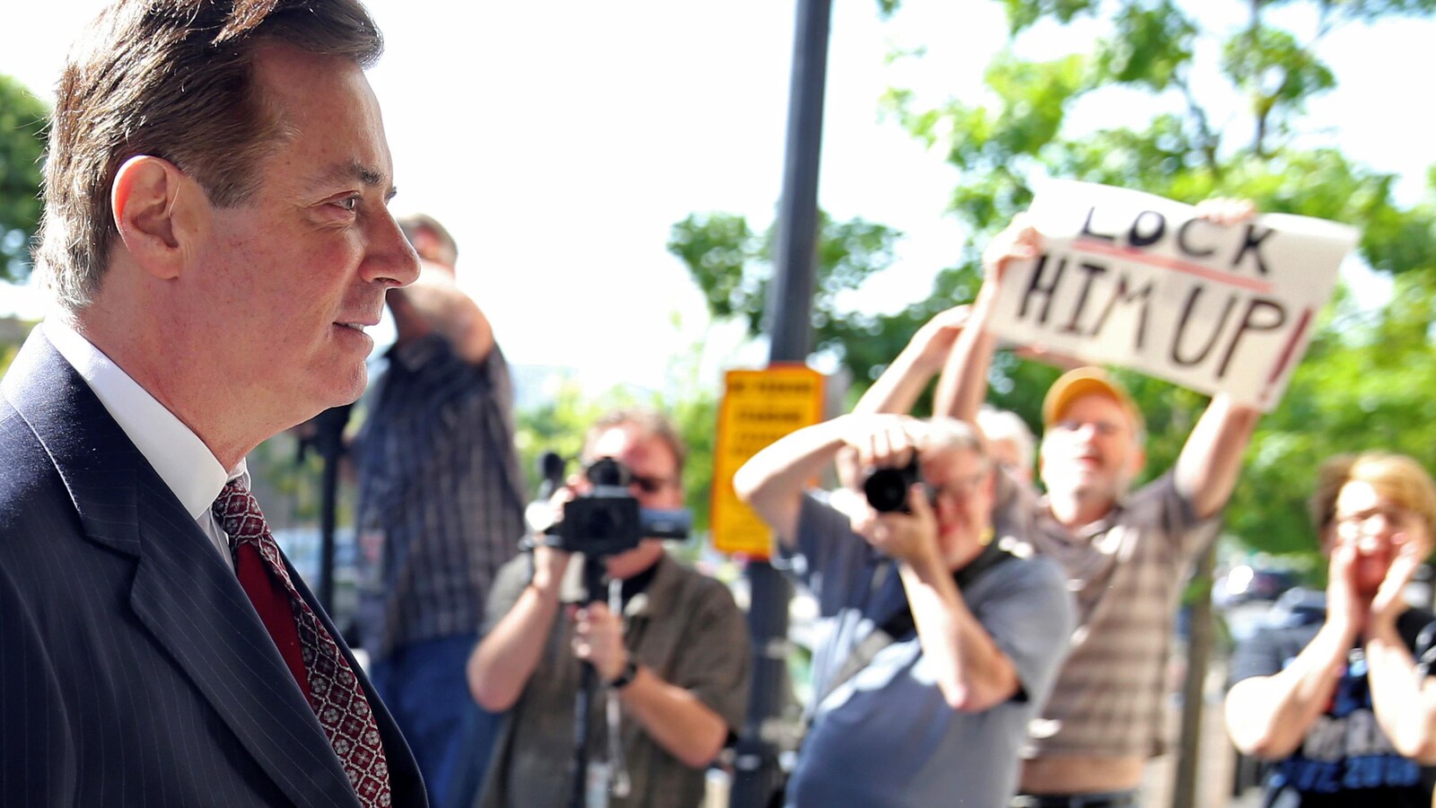 Paul Manafort devant une foule de manifestants et de journalistes